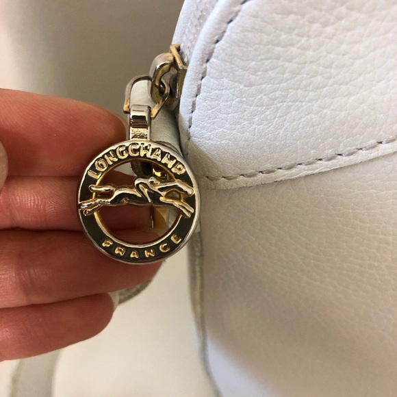 ⛔️SOLD⛔️Vintage Longchamp White Leather Crossbody - Picture 7 of 16